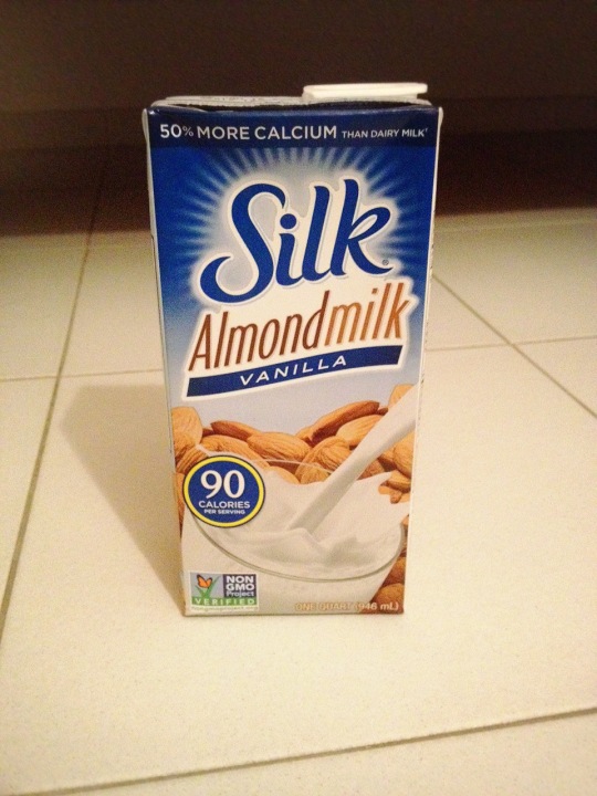 Almond Milk rasa Vanilla, awalnya mau beli yang coklat tapi sudah sold out